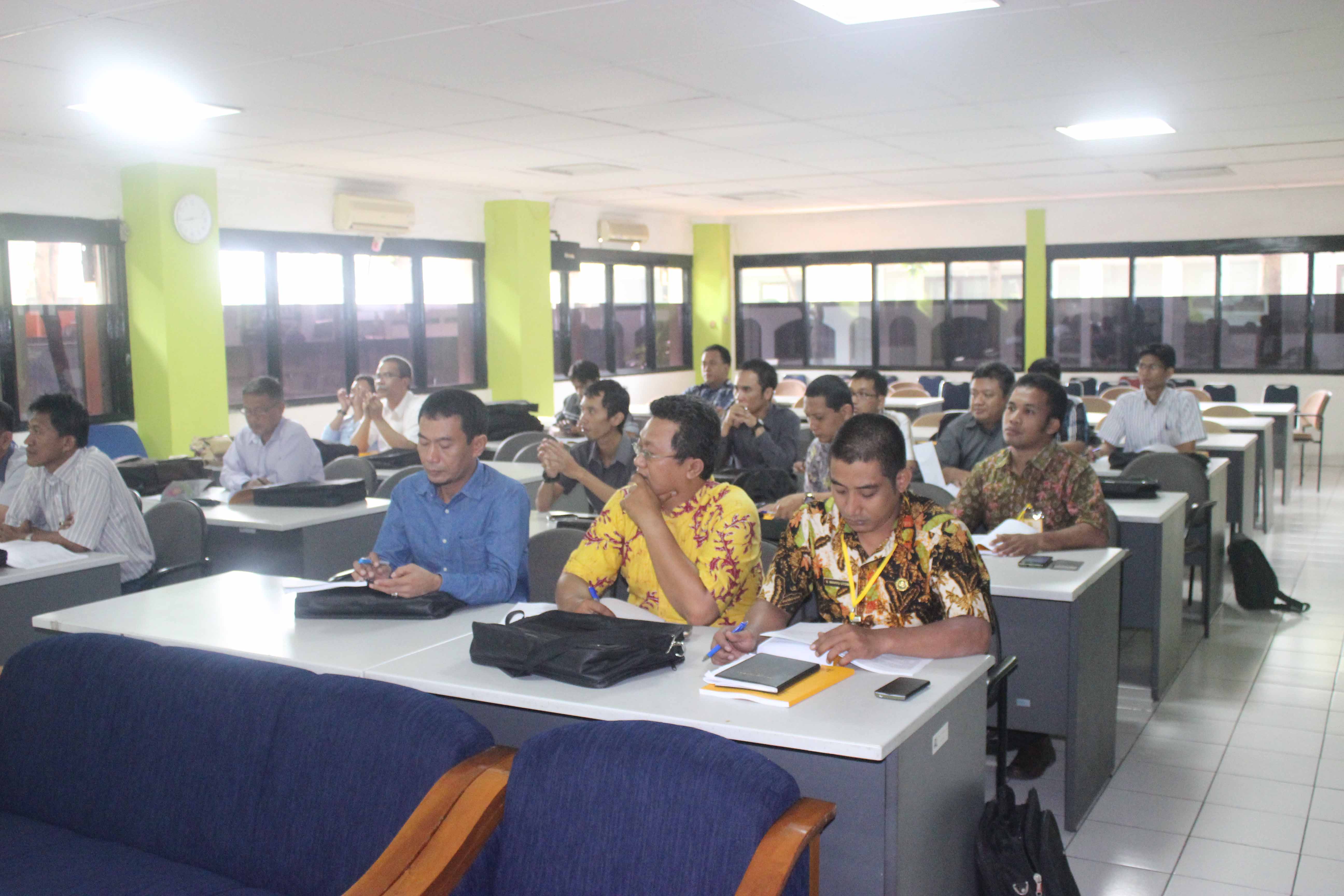 Meningkatkan profesionalisme dan kompetensi melalui kegiatan pendidikan dan pelatihan