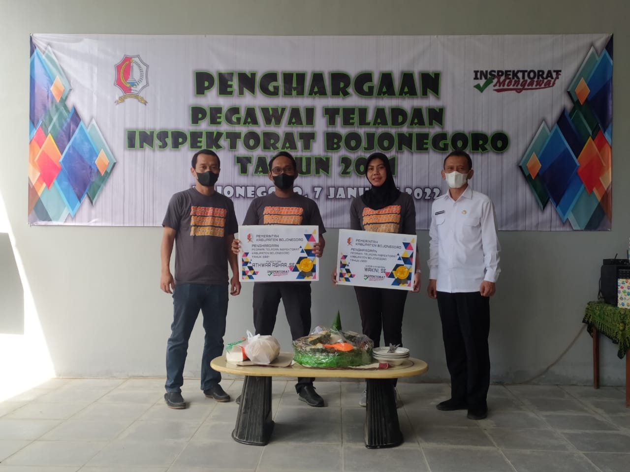 Penghargaan pada Pegawai Teladan Inspektorat Kabupaten Bojonegoro Tahun 2021